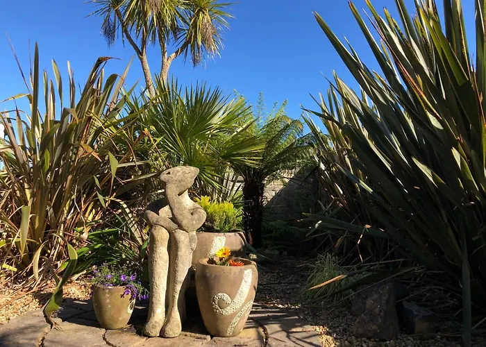 Starfish Cottage- Private Beach Access- Dog Friendly